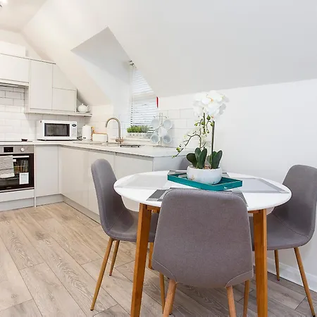 Minsters Reach Three - Uk2748