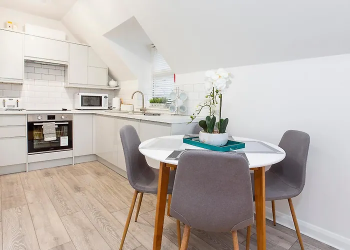 Minsters Reach Three - Uk2748